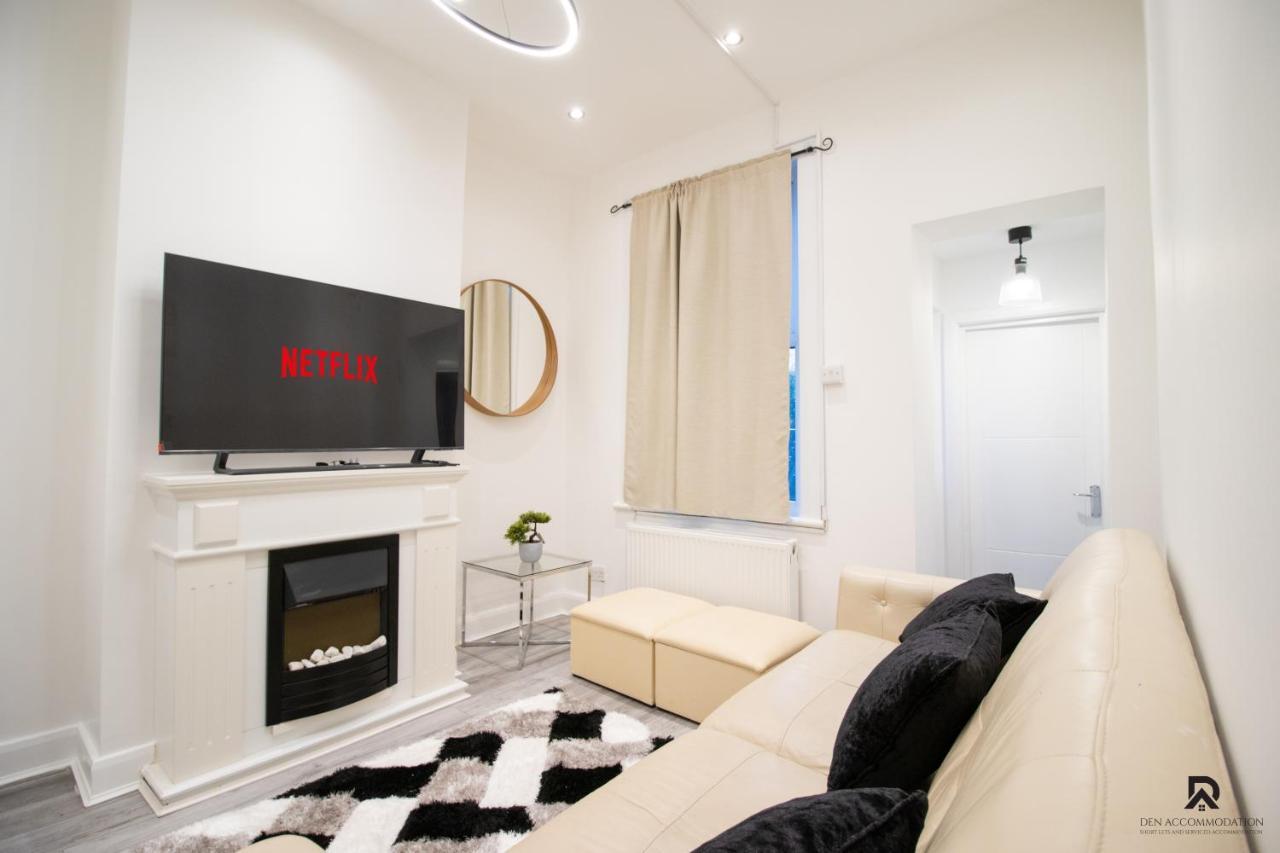 Apartment Newly Launched Two Bedroom By Den Short Lets & Serviced With Garden *