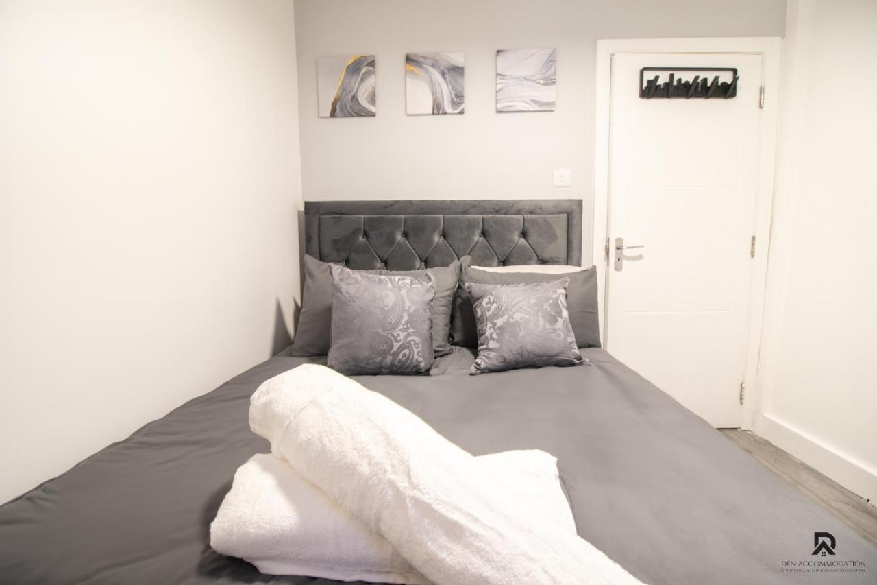 Newly Launched Two Bedroom By Den Short Lets & Serviced With Garden