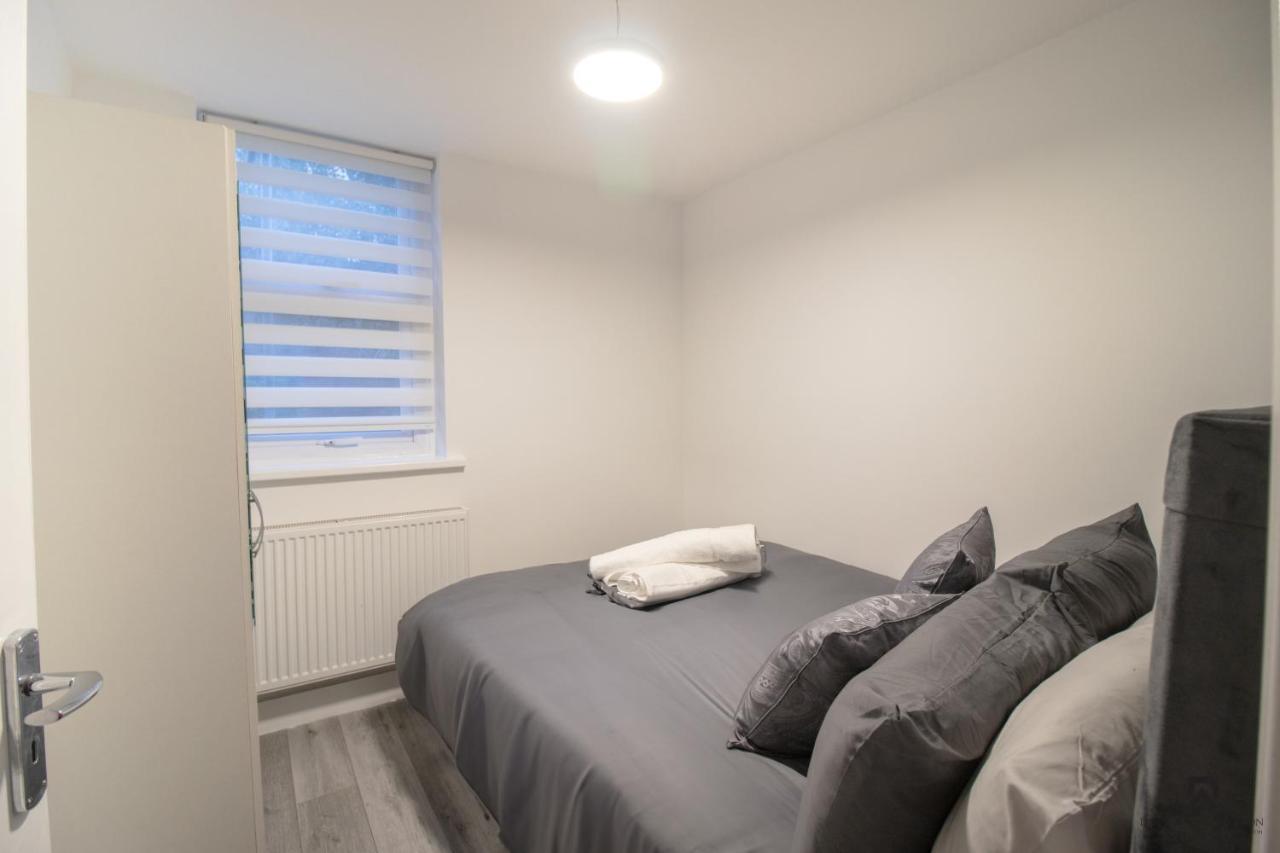 Newly Launched Two Bedroom By Den Short Lets & Serviced With Garden Apartment *
