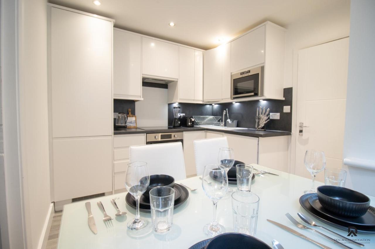 Apartment Newly Launched Two Bedroom By Den Short Lets & Serviced With Garden *