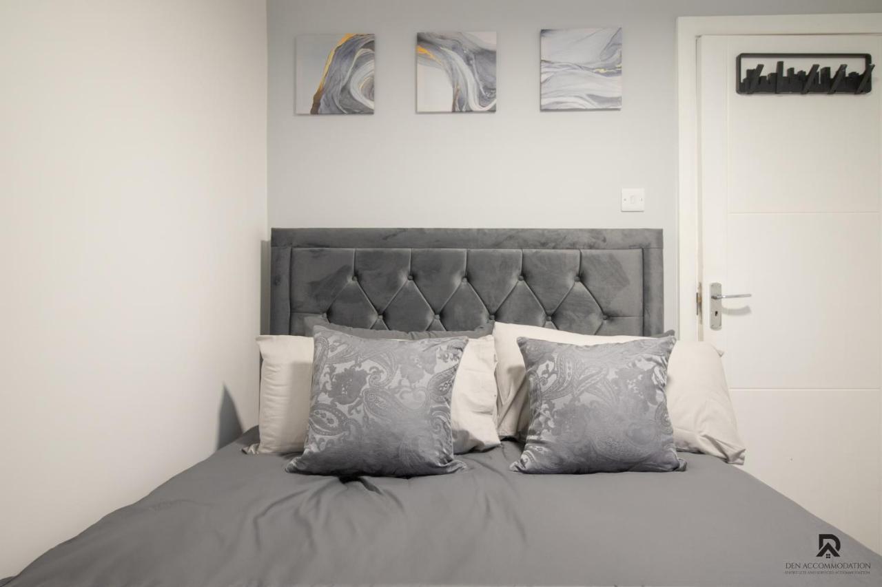 Newly Launched Two Bedroom By Den Short Lets & Serviced With Garden London