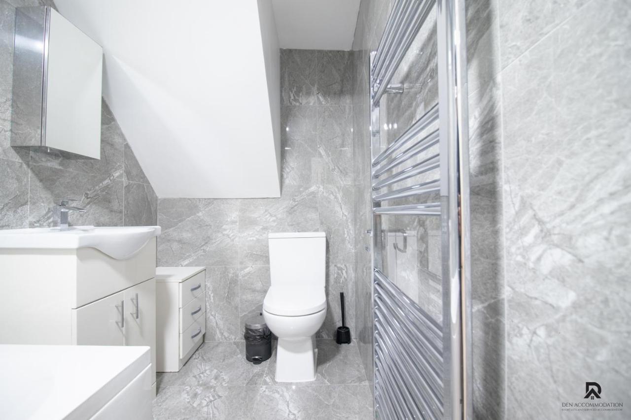 Newly Launched Two Bedroom By Den Short Lets & Serviced With Garden Apartment *