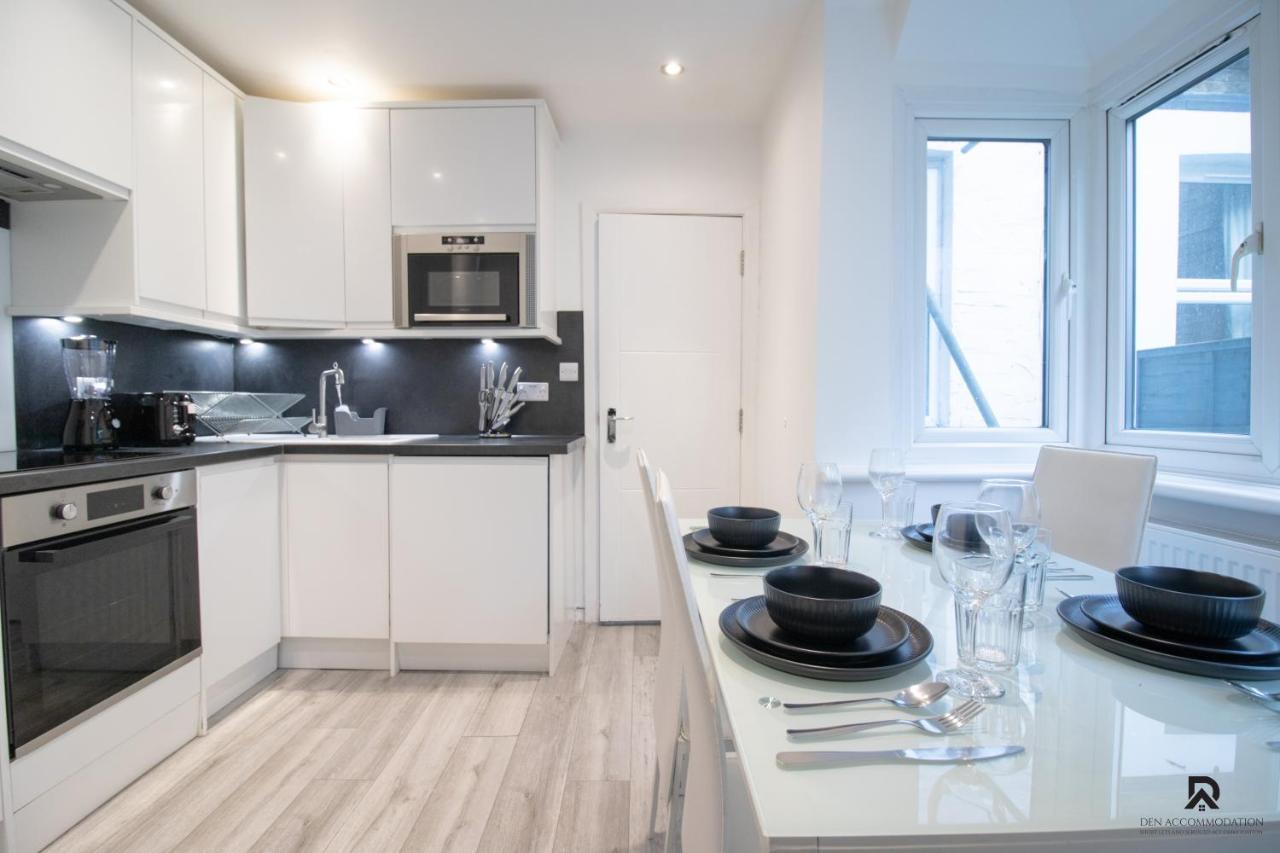 Newly Launched Two Bedroom By Den Short Lets & Serviced With Garden * London