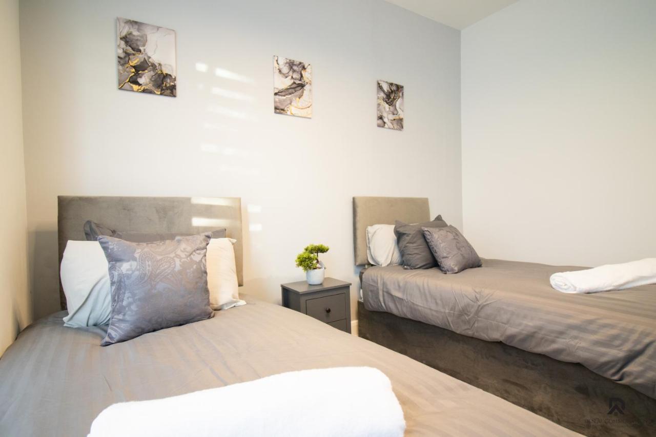 Newly Launched Two Bedroom By Den Short Lets & Serviced With Garden Apartment London