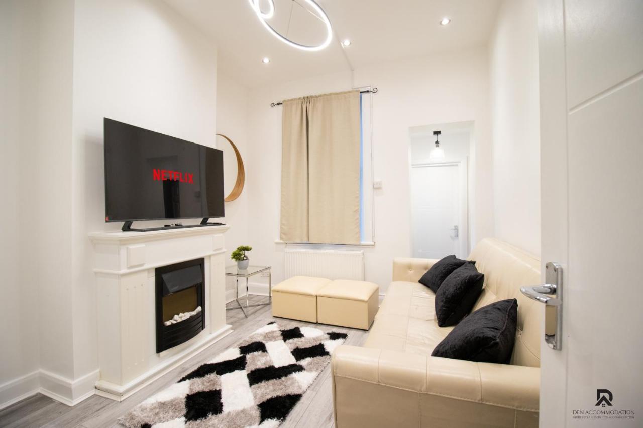 Newly Launched Two Bedroom By Den Short Lets & Serviced With Garden Apartment