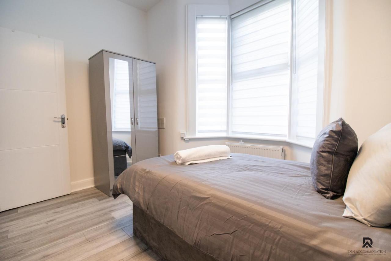 Newly Launched Two Bedroom By Den Short Lets & Serviced With Garden *
