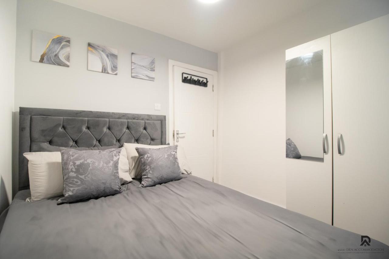 Newly Launched Two Bedroom By Den Short Lets & Serviced With Garden Apartment *