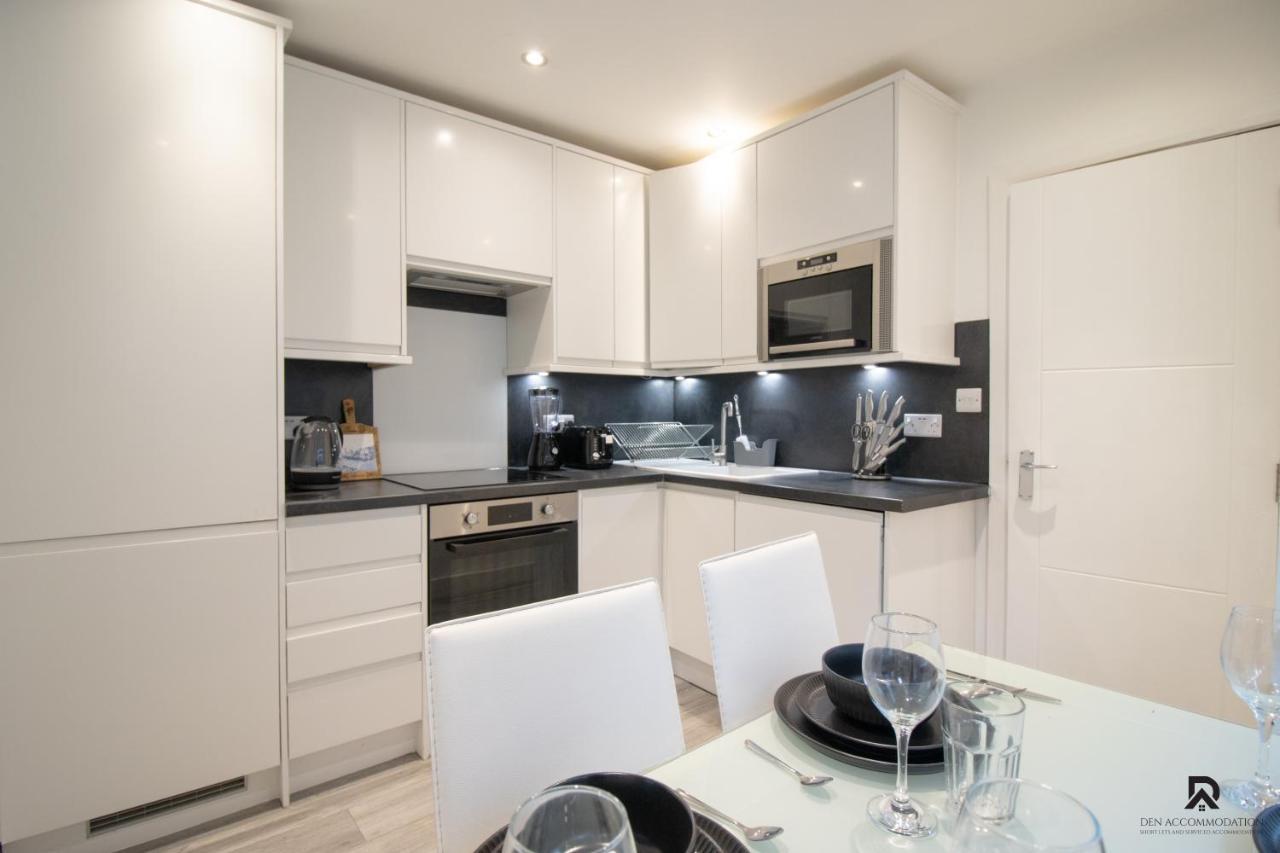 Newly Launched Two Bedroom By Den Short Lets & Serviced With Garden * London