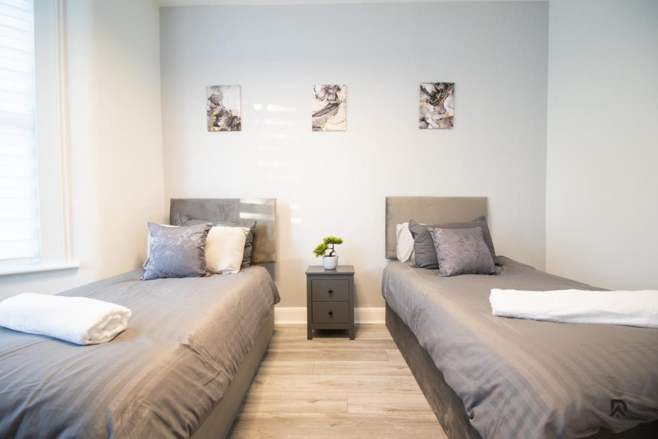 Newly Launched Two Bedroom By Den Short Lets & Serviced With Garden Apartment London