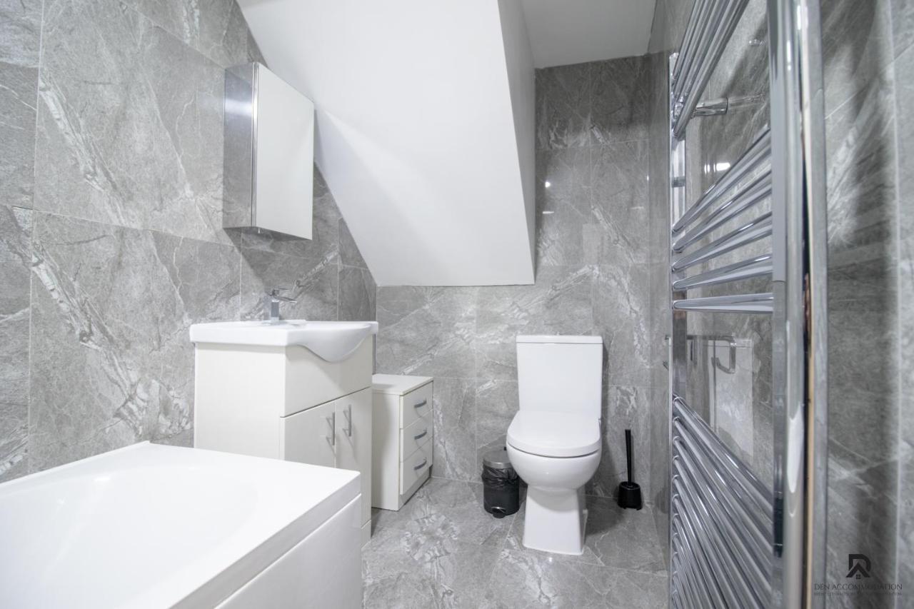 Newly Launched Two Bedroom By Den Short Lets & Serviced With Garden London