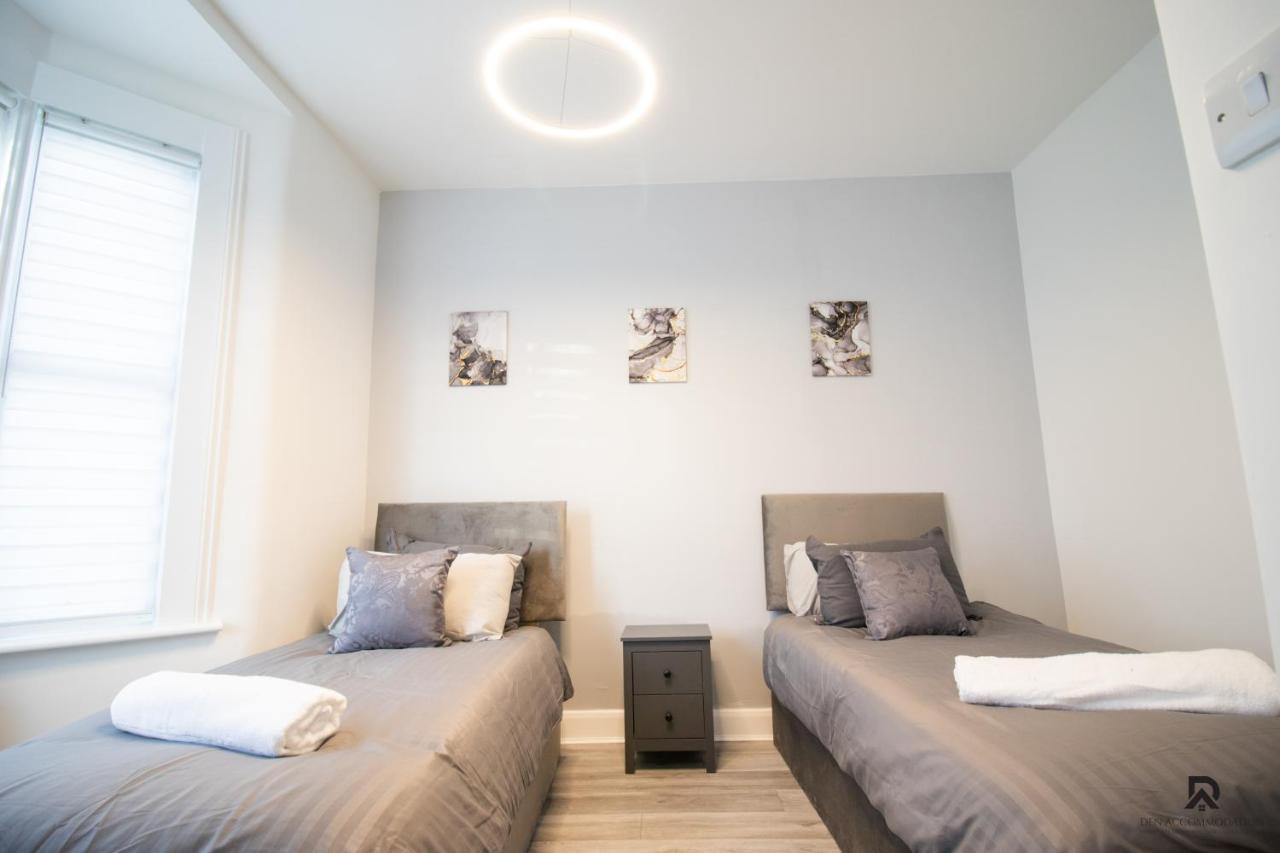 Newly Launched Two Bedroom By Den Short Lets & Serviced With Garden Apartment *