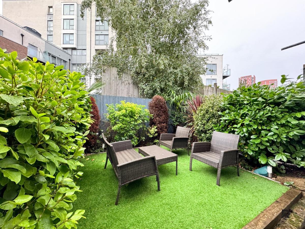 Apartment Newly Launched Two Bedroom By Den Short Lets & Serviced With Garden