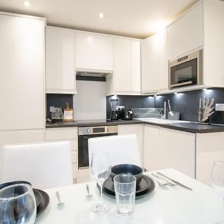 Newly Launched Two Bedroom Apartment By Den Accommodation Short Lets & Serviced Accommodation With Garden London Exterior photo