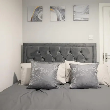 Newly Launched Two Bedroom Apartment By Den Accommodation Short Lets & Serviced Accommodation With Garden London Exterior photo