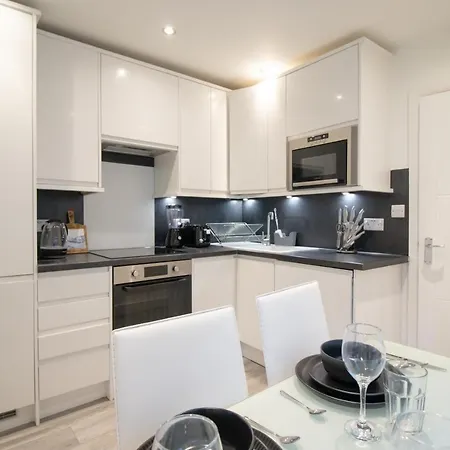 Newly Launched Two Bedroom Apartment By Den Accommodation Short Lets & Serviced Accommodation With Garden London Exterior photo
