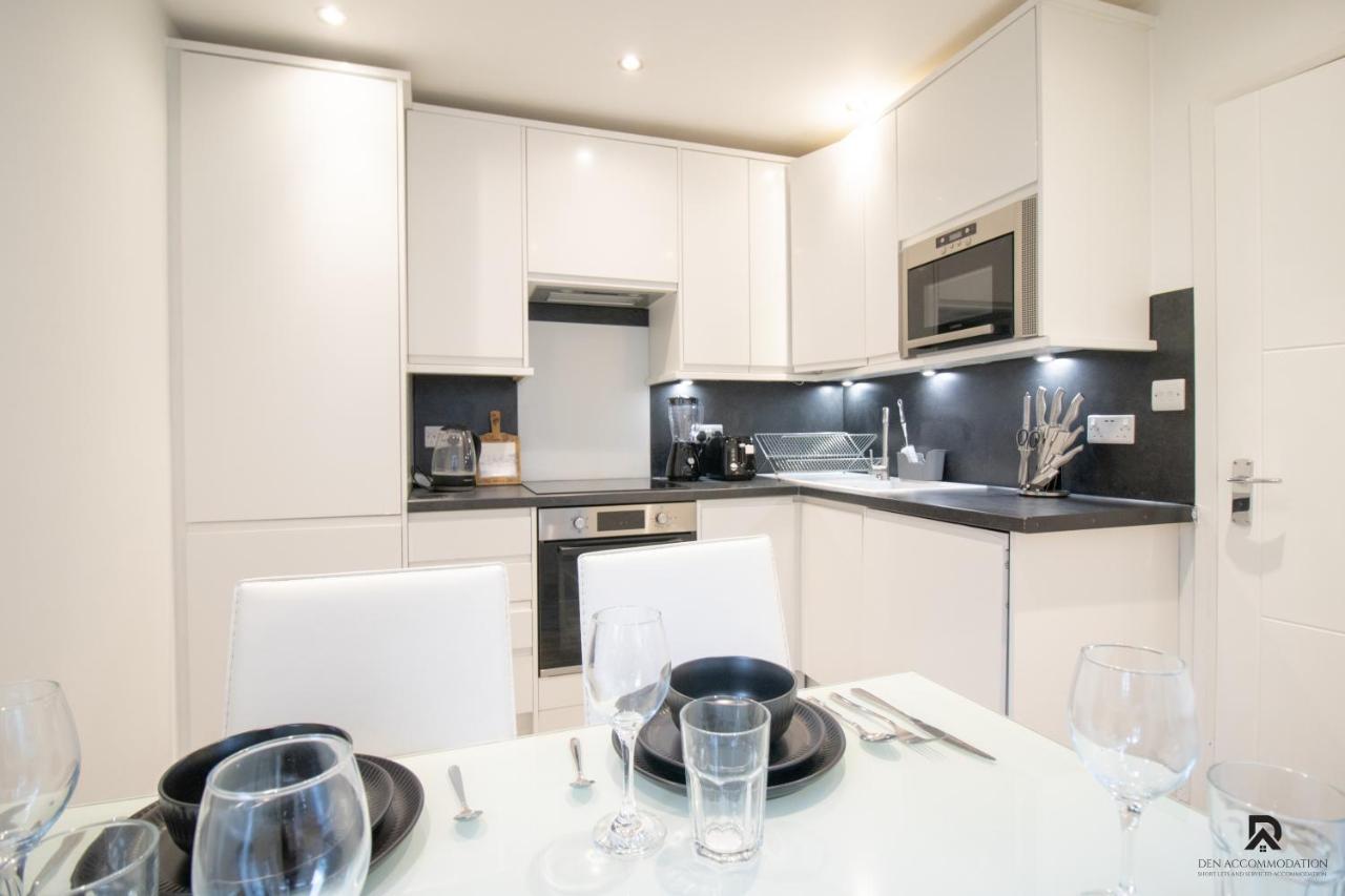 Newly Launched Two Bedroom By Den Short Lets & Serviced With Garden London