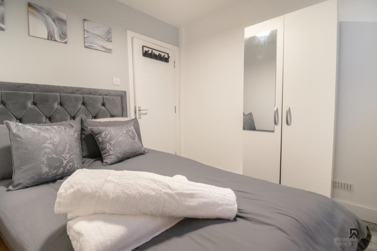 Newly Launched Two Bedroom By Den Short Lets & Serviced With Garden *