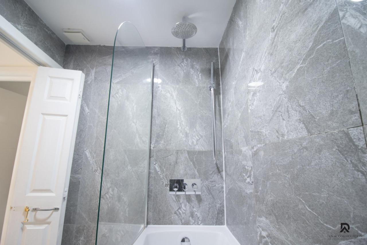 Newly Launched Two Bedroom By Den Short Lets & Serviced With Garden * London